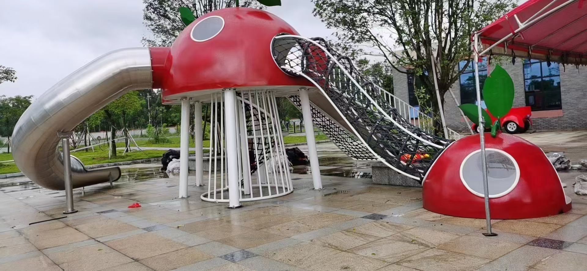 星际乐园球体滑梯